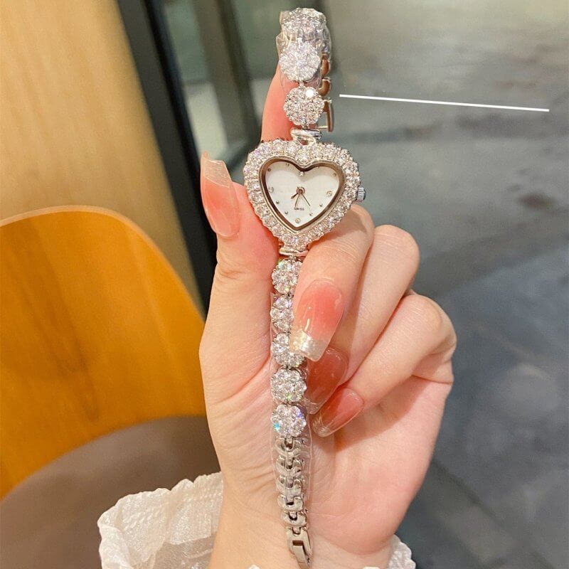 Women's Fashion Casual Diamond Fishbone Watch $99.50 Dana Fashion Color: Silver Women's Accessories Product information: Movement type: Quartz Movement brand: Pearl Thickness: 6mm Dial diameter: 30mm Crown type: Spiral crown Case back type: Ordinary Mirro