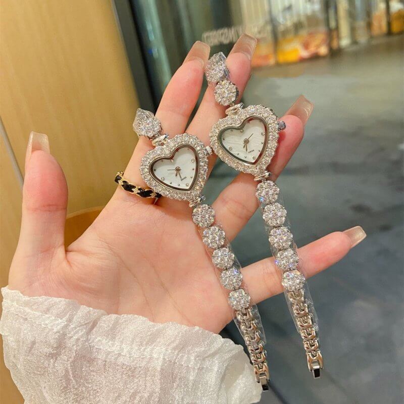Women's Fashion Casual Diamond Fishbone Watch $99.50 Dana Fashion Color: Silver Women's Accessories Product information: Movement type: Quartz Movement brand: Pearl Thickness: 6mm Dial diameter: 30mm Crown type: Spiral crown Case back type: Ordinary Mirro
