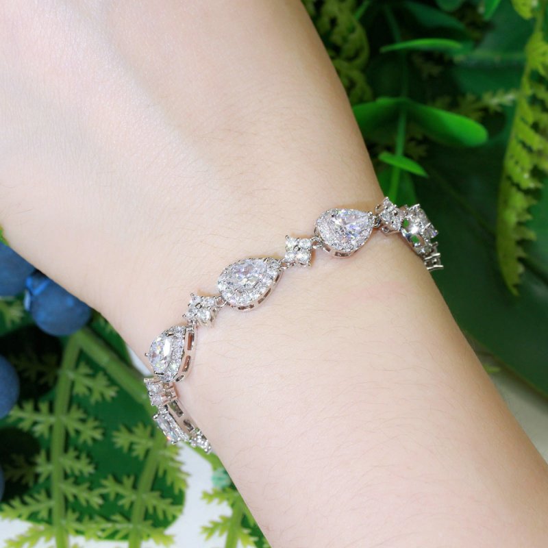 Women's Fashion Classic Drop-shaped Geometric Bracelet $29.00 Dana Fashion Color: Gold Women's Accessories Product information: Type: Bracelet, bracelet Color: platinum, gold, rose gold Inlay material: gold-plated inlaid artificial gemstone/semi-precious