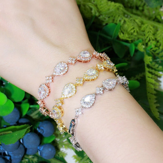 Women's Fashion Classic Drop-shaped Geometric Bracelet $29.00 Dana Fashion Color: Gold Women's Accessories Product information: Type: Bracelet, bracelet Color: platinum, gold, rose gold Inlay material: gold-plated inlaid artificial gemstone/semi-precious