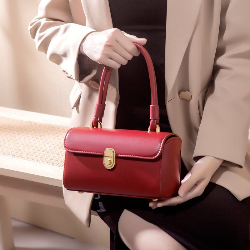 Women's Fashionable Red Retro Shoulder Messenger BagDana FashionDana Fashion{{ product_title Women's Bags }} - Dana Fashion