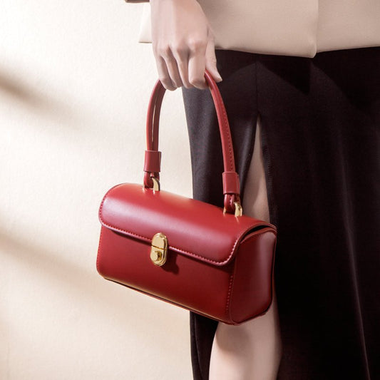 Women's Fashionable Red Retro Shoulder Messenger Bag $52.99 Dana Fashion Color: Red Women's Bags Product information: Lining texture: synthetic leather Applicable scenarios: Daily matching Color: red Outer bag type: flap bag Hardness: soft Material: Cotto