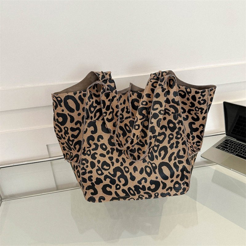 Women's Fashionable Simple Soft Leather Large Capacity Handbag $56.81 Dana Fashion Color: Leopard Print Women's Bags Product information: Lining texture: PU Applicable scenario: Daily matching Color: black, brown, dark brown (coffee red), light brown, kha