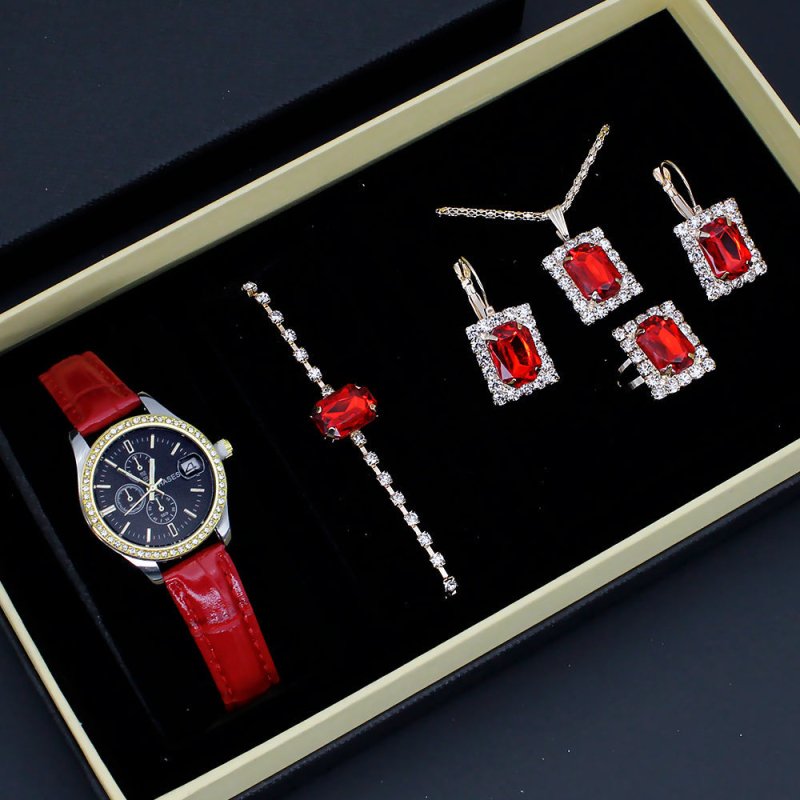 Women's Five-piece Square Jewelry Watch $45.50 Dana Fashion Color: Black Surface Suit Women's Accessories Product information: Watch-buttom material: Stainless steel Crown type: Spiral crown Mirror material: ordinary glass mirror Dial diameter: 34mm Thick