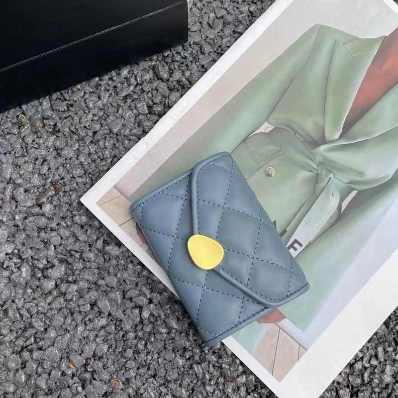 Women's Flip Rhombus Leather Short Wallet $24.86 Dana Fashion Color: Blue Women's Bags Product information: Material: genuine leather Cortical features: sheepskin Wallet fold count: 20% off Material texture: Nylon Colors: black, blue, gray, pink, yellow S