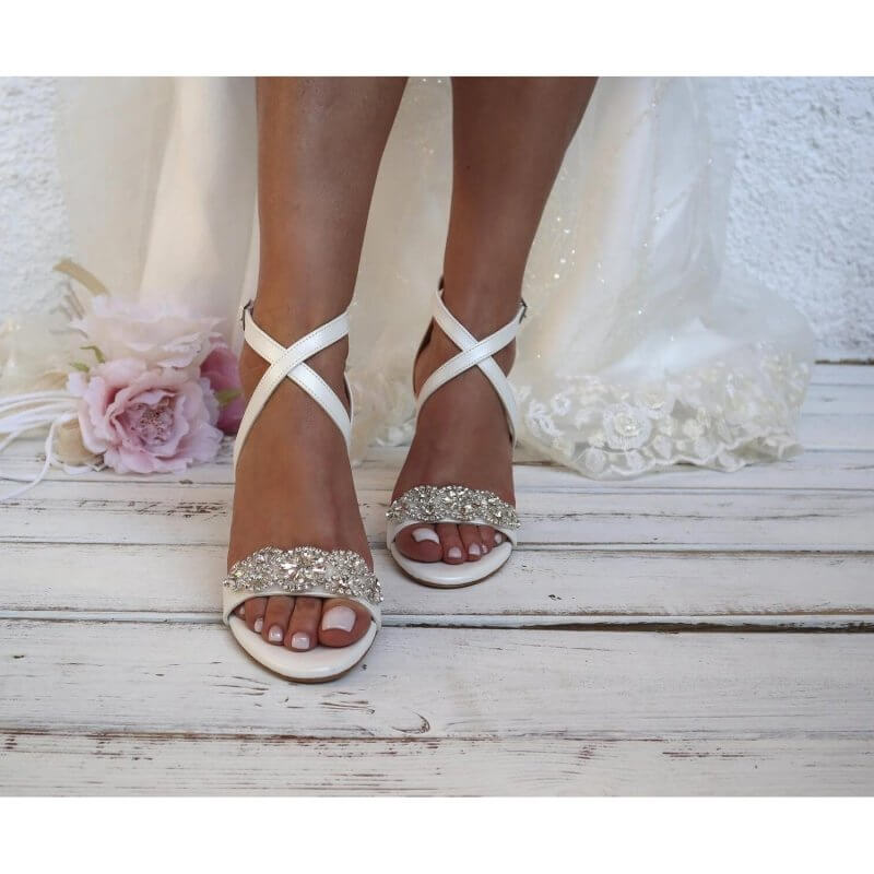 Women's High Heel White Classic Chunky Heel Shoes $85.50 Dana Fashion Color: Ivory White Size: 36 Women's shoes Product information: Lining material: Microfiber Scaffold shape: round head Color: white, ivory white Shoe top material: PU Size: 36,37,38,39,4