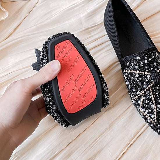 Women's Korean-style Bow Pearl Flat Shoes $69.90 Dana Fashion Color: Black Size: 33 Women's shoes Product information: Pattern: solid color Lining material: Microfiber Color: black, pink, gold Upper height: low top Heel height: flat heel Heel shape: flat