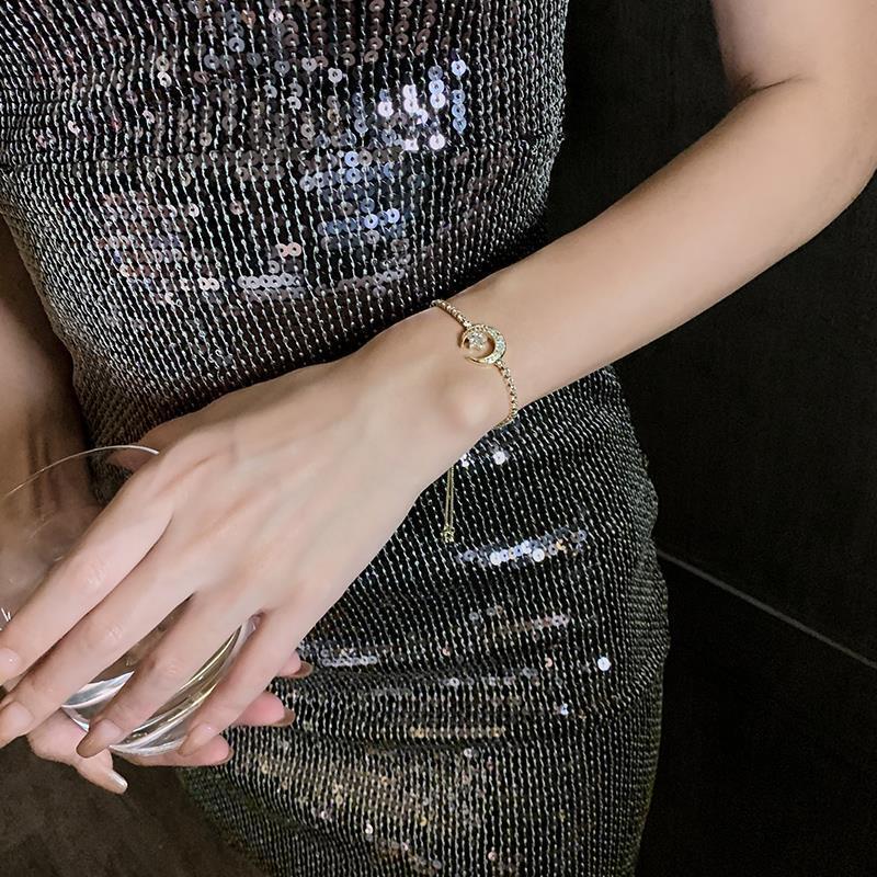 Women's Korean-style Exquisite Zircon Temperamental Bracelet $19.00 Dana Fashion Color: Gold Women's Accessories Product information: Treatment Process: Electroplating Color: gold, silver Applicable population: Female Style: Women's Material: Metal Shape: