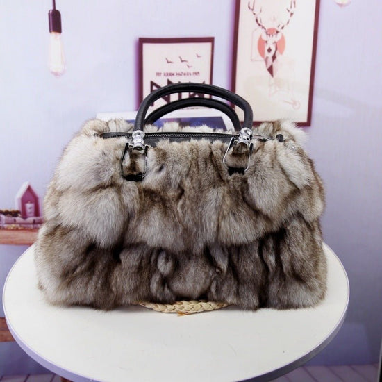 Women's Korean-style One-shoulder Crossbody Fox Fur Bag $149.50 Dana Fashion Color: Blue Fox Primary Color Women's Bags Product information: Applicable scenario: leisure travel Color: Silver Fox primary color, blue Fox primary color Hardness: medium and s