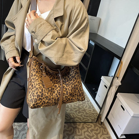 Women's Popular Leopard Print Large Capacity Shoulder Messenger Bag $34.80 Dana Fashion Color: Black Women's Bags Product information: Lining texture: Polyester Applicable scenarios: Daily matching Color: black, brown, brown, leopard print black, leopard