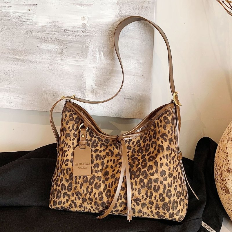 Women's Popular Leopard Print Large Capacity Shoulder Messenger Bag $34.80 Dana Fashion Color: Black Women's Bags Product information: Lining texture: Polyester Applicable scenarios: Daily matching Color: black, brown, brown, leopard print black, leopard