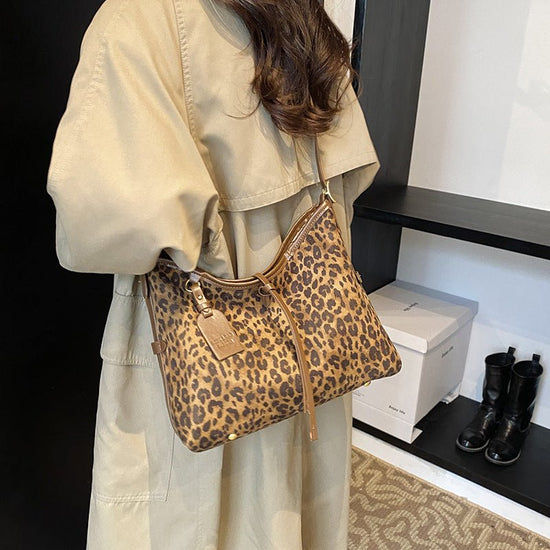 Women's Popular Leopard Print Large Capacity Shoulder Messenger Bag $34.80 Dana Fashion Color: Leopard Brown Women's Bags Product information: Lining texture: Polyester Applicable scenarios: Daily matching Color: black, brown, brown, leopard print black,