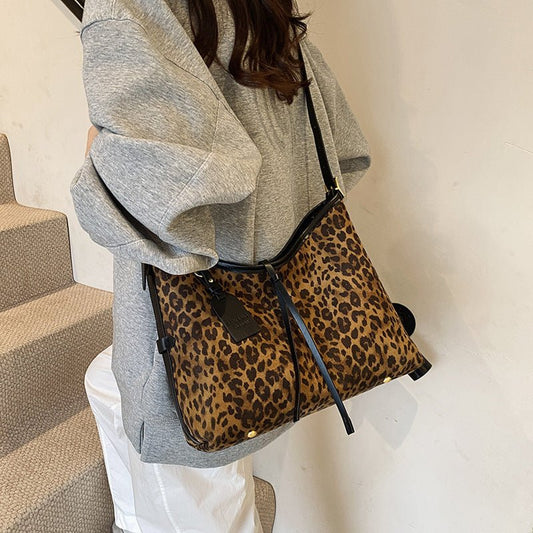 Women's Popular Leopard Print Large Capacity Shoulder Messenger Bag $34.80 Dana Fashion Color: Black Women's Bags Product information: Lining texture: Polyester Applicable scenarios: Daily matching Color: black, brown, brown, leopard print black, leopard