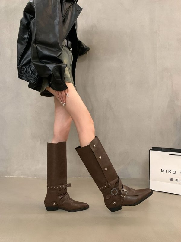 Women's Retro Rivet Tall Knight Boots $49.99 Dana Fashion Color: Black Single Liner Size: 35 Women's shoes ข้อมูลผลิตภัณฑ์: ลวดลาย: สีพื้น วัสดุซับใน: หนังเทียม สี: ซับในชั้นเดียวสีดำ ความสูงส้น: ส้นกลาง (3-5 ซม.) ความยาวของถุงเท้า: ทรงกระบอกสูง รูปร่างส้