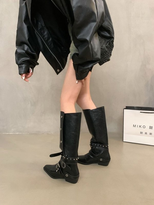 Women's Retro Rivet Tall Knight Boots $49.99 Dana Fashion Color: Black Single Liner Size: 35 Women's shoes ข้อมูลผลิตภัณฑ์: ลวดลาย: สีพื้น วัสดุซับใน: หนังเทียม สี: ซับในชั้นเดียวสีดำ ความสูงส้น: ส้นกลาง (3-5 ซม.) ความยาวของถุงเท้า: ทรงกระบอกสูง รูปร่างส้