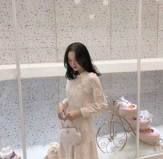 Women's Sweet Lady Pearl Dinner Clutch Bag $73.63 Dana Fashion Color: White Women's Bags Product information: Color: shell white, shell yellow Style: sweet lady Material: Polyester Bag shape: shell shape Opening method: draw belt lock Applicable gender: f