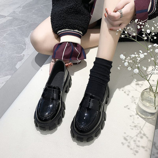 Women's Thick Heel Versatile Black Small Leather Shoes $43.33 Dana Fashion Color: Black Size: 35 One Size Larger Women's shoes Product information: Pattern: solid color Lining material: pvc Applicable sports: Universal Color: Black Upper height: low top H