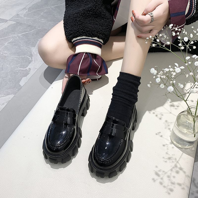 Women's Thick Heel Versatile Black Small Leather Shoes $43.33 Dana Fashion Color: Black Size: 35 One Size Larger Women's shoes Product information: Pattern: solid color Lining material: pvc Applicable sports: Universal Color: Black Upper height: low top H
