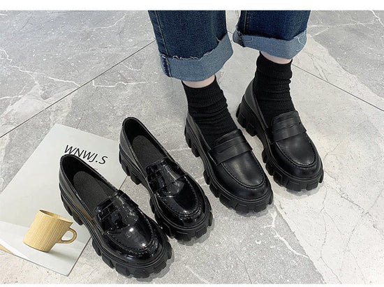 Women's Thick Heel Versatile Black Small Leather Shoes $43.33 Dana Fashion Color: Black Size: 35 One Size Larger Women's shoes Product information: Pattern: solid color Lining material: pvc Applicable sports: Universal Color: Black Upper height: low top H