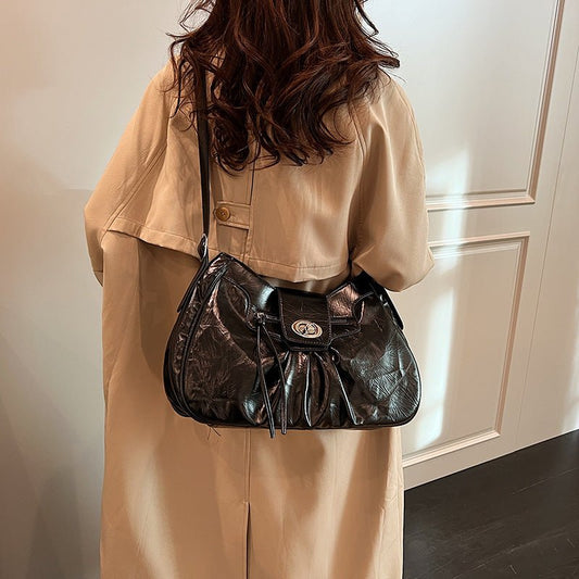 Women's Versatile Crossbody Bag Fashion Shoulder Underarm Bag $66.23 Dana Fashion Color: Black Women's Bags Product information: Lining texture: polyester cotton Color: black, silver, white Hardness: medium hard Material: PU Suitcase shape: Horizontal Squ