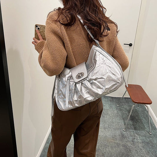 Women's Versatile Crossbody Bag Fashion Shoulder Underarm Bag $66.23 Dana Fashion Color: Black Women's Bags Product information: Lining texture: polyester cotton Color: black, silver, white Hardness: medium hard Material: PU Suitcase shape: Horizontal Squ