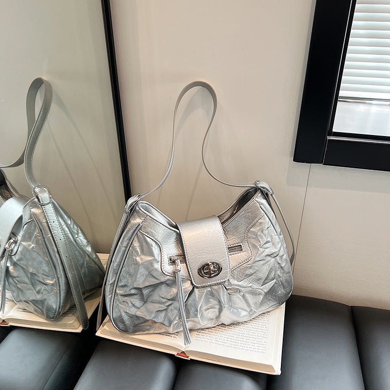 Women's Versatile Crossbody Bag Fashion Shoulder Underarm Bag $66.23 Dana Fashion Color: Black Women's Bags Product information: Lining texture: polyester cotton Color: black, silver, white Hardness: medium hard Material: PU Suitcase shape: Horizontal Squ