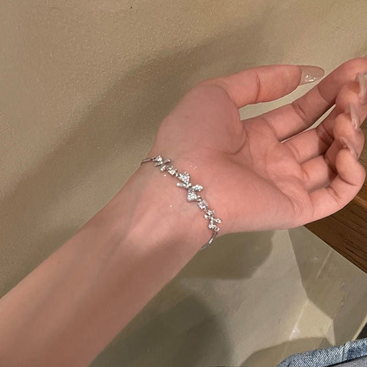 Zircon Bow Pull Adjustable Bracelet $7.50 Dana Fashion Color: Silver Bracelet Women's Accessories Product information: Color: zircon butterfly silver bracelet, 9*9 packing box Applicable people: women Style: Women's Material: Alloy Shape: Bow Popular elem