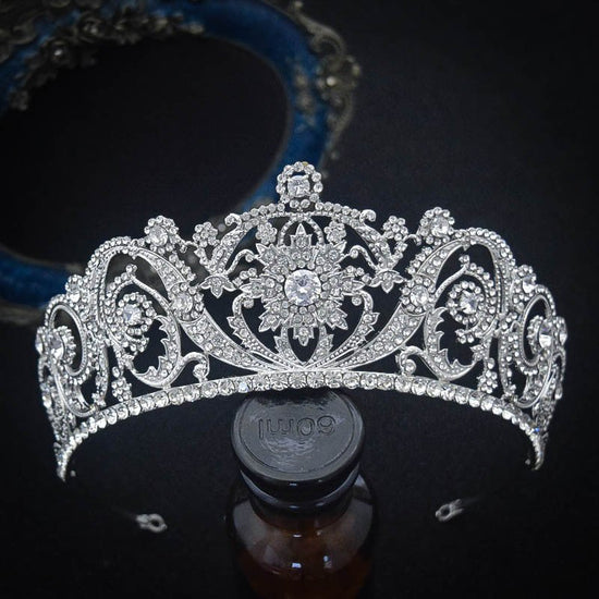 Zircon Bride Crown Fashion Headwear $39.00 Dana Fashion Color: White Women's Accessories Product information: Material: Alloy Style: Retro Treatment process: electroplating Color: White Size: 14.5 * 7cm Packing list: Headwear*1