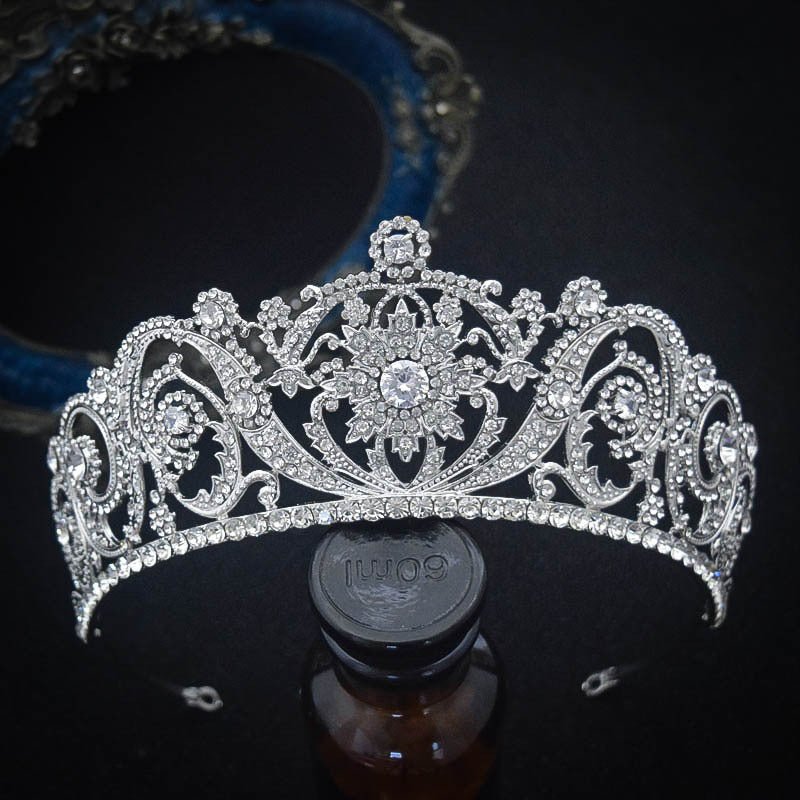 Zircon Bride Crown Fashion Headwear $39.00 Dana Fashion Color: White Women's Accessories Product information: Material: Alloy Style: Retro Treatment process: electroplating Color: White Size: 14.5 * 7cm Packing list: Headwear*1