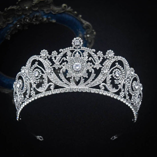 Zircon Bride Crown Fashion Headwear $39.00 Dana Fashion Color: White Women's Accessories Product information: Material: Alloy Style: Retro Treatment process: electroplating Color: White Size: 14.5 * 7cm Packing list: Headwear*1