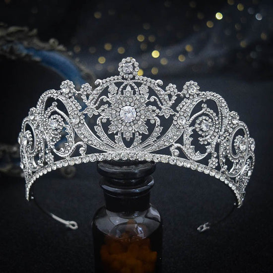 Zircon Bride Crown Fashion Headwear $39.00 Dana Fashion Color: White Women's Accessories Product information: Material: Alloy Style: Retro Treatment process: electroplating Color: White Size: 14.5 * 7cm Packing list: Headwear*1