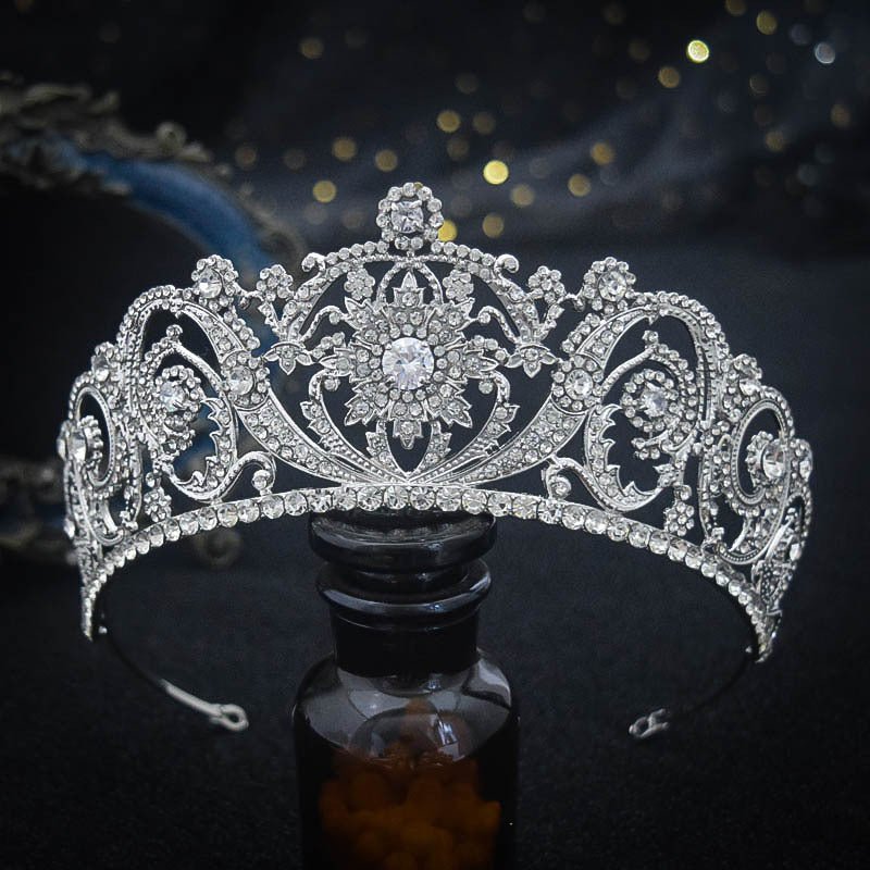 Zircon Bride Crown Fashion Headwear $39.00 Dana Fashion Color: White Women's Accessories Product information: Material: Alloy Style: Retro Treatment process: electroplating Color: White Size: 14.5 * 7cm Packing list: Headwear*1