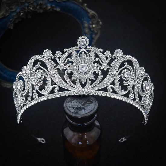 Zircon Bride Crown Fashion Headwear $39.00 Dana Fashion Color: White Women's Accessories Product information: Material: Alloy Style: Retro Treatment process: electroplating Color: White Size: 14.5 * 7cm Packing list: Headwear*1