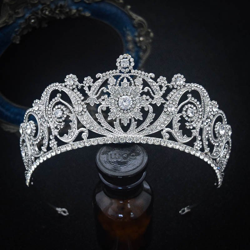 Zircon Bride Crown Fashion Headwear $39.00 Dana Fashion Color: White Women's Accessories Product information: Material: Alloy Style: Retro Treatment process: electroplating Color: White Size: 14.5 * 7cm Packing list: Headwear*1