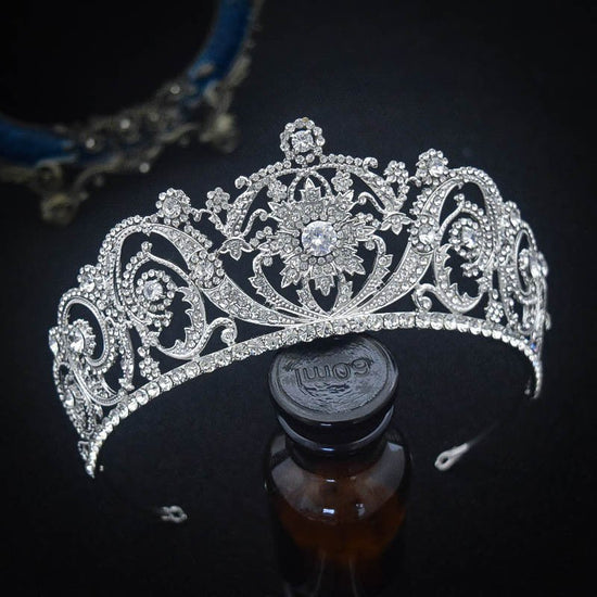 Zircon Bride Crown Fashion Headwear $39.00 Dana Fashion Color: White Women's Accessories Product information: Material: Alloy Style: Retro Treatment process: electroplating Color: White Size: 14.5 * 7cm Packing list: Headwear*1