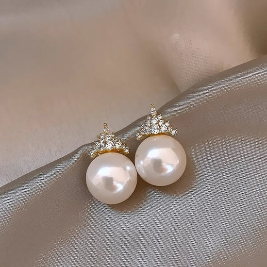 Zircon Crown Pearl Stud Earrings Retro $18.38 Dana Fashion Color: Crown Pearl Earrings Women's Accessories Product information: Treatment Process: inlaid zircon Color: Crown pearl earrings Applicable population: Female Material: Copper Shape: Flower Packi