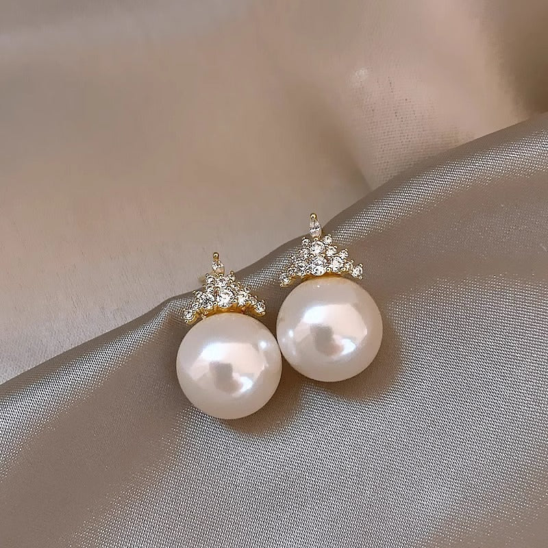 Zircon Crown Pearl Stud Earrings Retro $18.38 Dana Fashion Color: Crown Pearl Earrings Women's Accessories Product information: Treatment Process: inlaid zircon Color: Crown pearl earrings Applicable population: Female Material: Copper Shape: Flower Packi