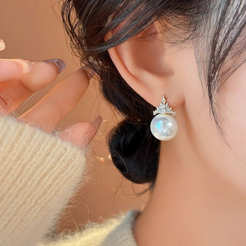 Zircon Crown Pearl Stud Earrings Retro $18.38 Dana Fashion Color: Crown Pearl Earrings Women's Accessories Product information: Treatment Process: inlaid zircon Color: Crown pearl earrings Applicable population: Female Material: Copper Shape: Flower Packi